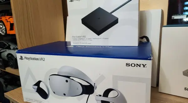 Zestaw PlayStation VR2 z goglami, kontrolerami i adapterem PC.