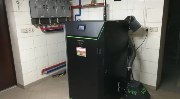 Nowoczesny piec na pellet w kotłowni, zasilany przez system rur. Idealne rozwiązanie do ogrzewania domu.