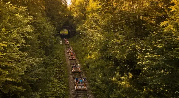 Wybierz się na weekend na Podkarpaciu i odkryj malowniczą trasę rowerową w lesie, gdzie jechać na weekend na Podkarpaciu to czysta przyjemność.
