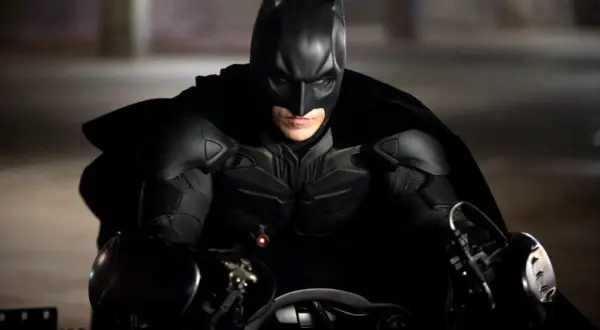 Mroczny rycerz, Nolan Batman, w swoim pancerzu i pelerynie, gotowy do akcji na Batpodzie.