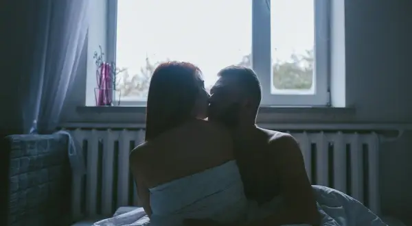 Para kochająca się w łóżku, w intymnej pozycji kurtyzany, przy oknie.