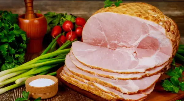 Ile kalorii ma szynka? Wybierz najlepszą na diecie!
