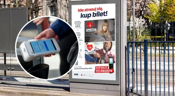Ręka trzyma telefon z aplikacją do zakupu biletów. Reklama przypomina o karze za brak biletu, zwłaszcza ulgowego bez legitymacji.