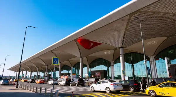Nowe lotnisko w Bodrum tętni życiem. Samochody i taksówki czekają na pasażerów pod nowoczesnym zadaszeniem.