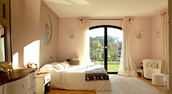 Peinture chambre fille ado : une chambre douce et lumineuse avec un grand lit, une décoration lunaire et une vue sur la nature.