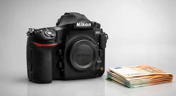 Nikon D850 con un fascio di banconote. Forse i problemi di questa reflex sono costosi da risolvere.