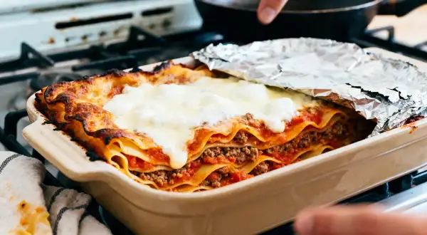 Lasagne maison dorée et gratinée, prête à être dégustée. Une recette lasagne qui fait saliver !