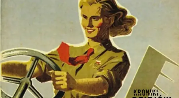 Kobieta za kierownicą, w stylu radzieckich plakatów propagandowych. Uśmiechnięta, z czerwoną chustą na szyi, symbolizuje postęp i siłę.