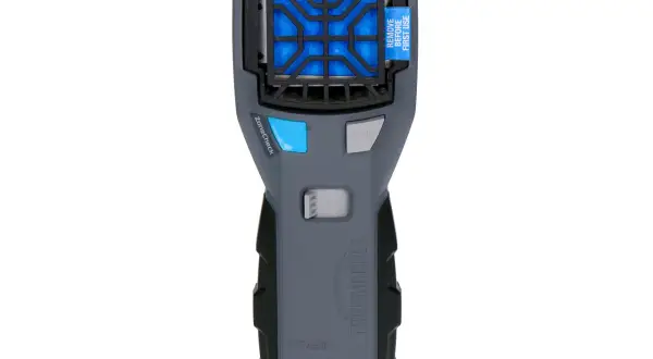 Przenośny odstraszacz owadów Thermacell MR450 z niebieskim wkładem. Idealny na letnie wieczory.