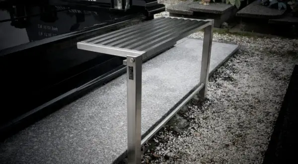 Ile kosztuje montaż ławki na cmentarzu? Sprawdź ceny i opcje