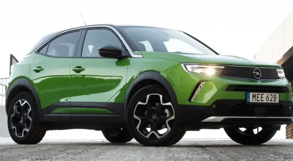 Grön Opel Mokka med svarta detaljer. En bil som kan ha ett opel mokka problem med sina fälgar.