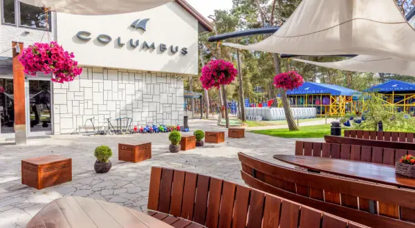 Columbus Resort oferuje mnóstwo atrakcji dla dzieci: place zabaw, baseny i mnóstwo miejsca do biegania.