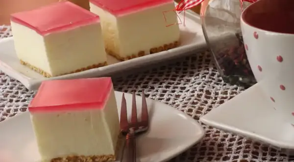 Sernik na zimno z sera z wiaderka i galaretek, idealny na letnie popołudnie. Pyszny deser z owocową galaretką.