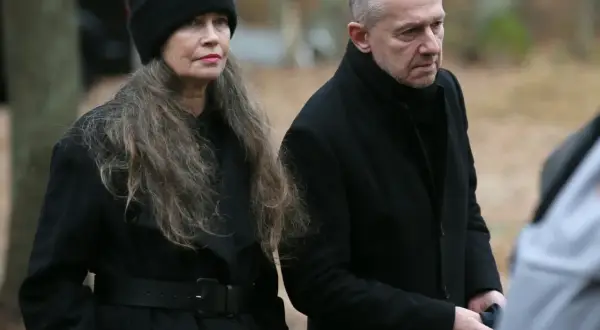 Bogusław Linda z pierwszą żoną Lidią w czarnych płaszczach i czapce.