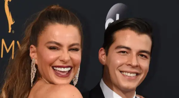 Manolo Gonzalez Vergara und seine Mutter Sofia Vergara lachen ausgelassen auf dem roten Teppich.