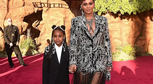 Beyoncé i Blue Ivy Carter na czerwonym dywanie, obie w błyszczących, czarno-białych strojach.