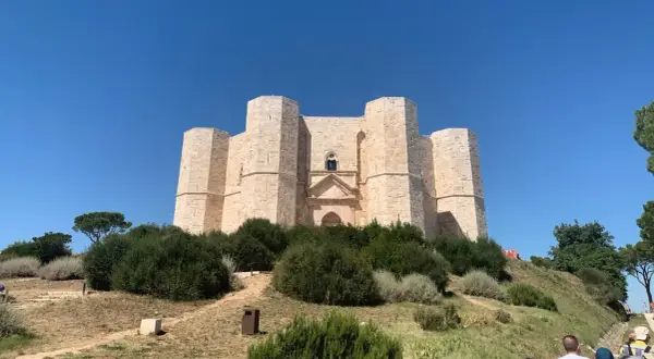 Castel del Monte, un gioiello pugliese. Cosa vedere: la sua architettura unica e il panorama mozzafiato.