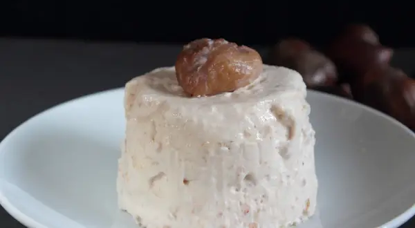 Delicioso mousse de castañas, cremoso y suave, coronado con una castaña entera.