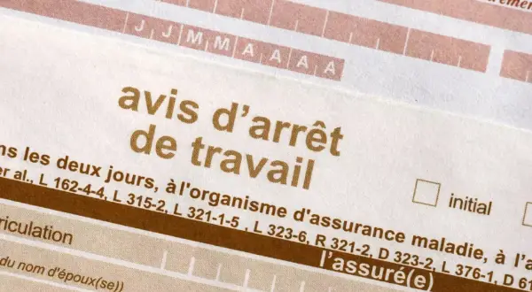 Un document officiel avec le titre "avis d'arrêt de travail" en gros caractères dorés. Il contient des champs pour des dates et des informations administratives.