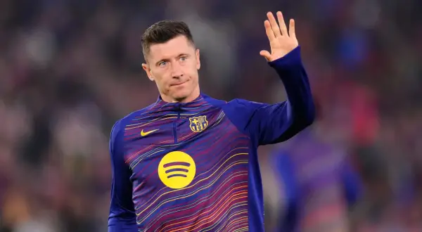 Robert Lewandowski w koszulce FC Barcelony, macha do kibiców. Zastanawiasz się, ile kosztuje Robert Lewandowski?