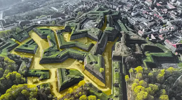 Imponująca twierdza w Kłodzku, z zielonymi bastionami i żółtymi fosami, to jedna z głównych kłodzko atrakcje.