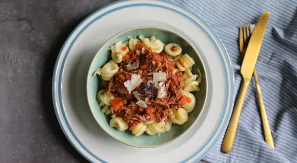 Pasta mit herzhafter Bolognese-Sauce, garniert mit Parmesan. Ein Hauch von Milch in der Sauce macht sie besonders cremig.