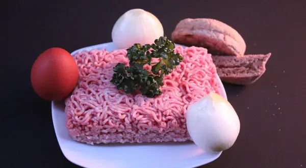 Authentisches Mett: Welche Gewürze gehören wirklich hinein?