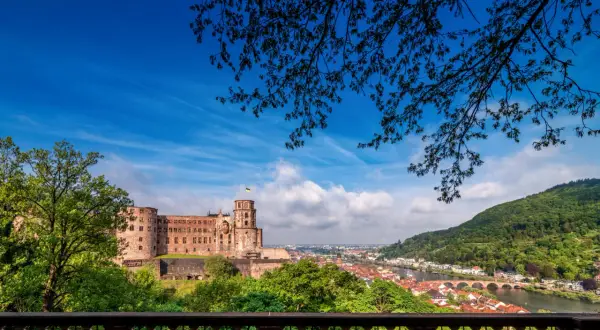 Heidelberger Schloss thront über der Stadt. Ein perfekter Ort, um zu sehen, was man in Heidelberg machen kann: Schlossbesichtigung, Spaziergang am Neckar.