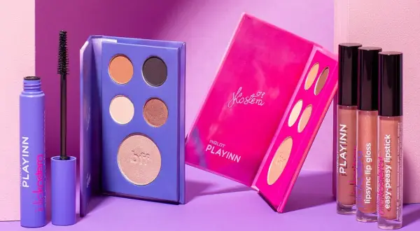 Fioletowa maskara i paletki cieni do powiek z kolekcji Inglot PLAYINN. Obok błyszczyki i pomadki w odcieniach nude.