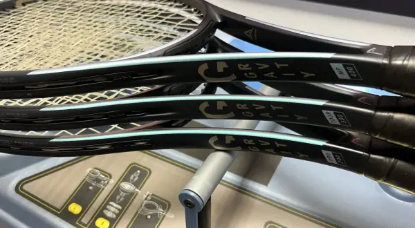 Tre racchette Head Gravity MP, pronte per essere incordate su una macchina Babolat.