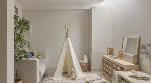 Ideas para un cuarto de juegos: tienda de campaña, sofá, alfombra, mesa de actividades y estanterías de madera.
