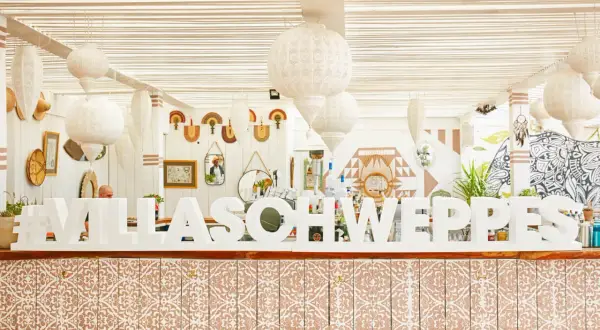 #VILLASCHWEPPES en lettre polystyrene sur un bar décoré, ambiance estivale et festive.