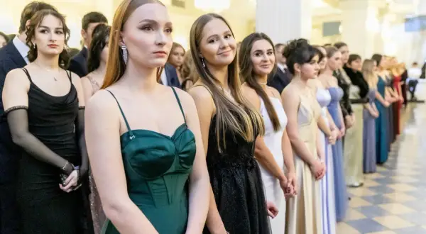 Dziewczyny w pięknych sukniach, zastanawiają się jaka sukienka na studniówkę będzie najlepsza. Eleganckie kreacje w różnych kolorach.