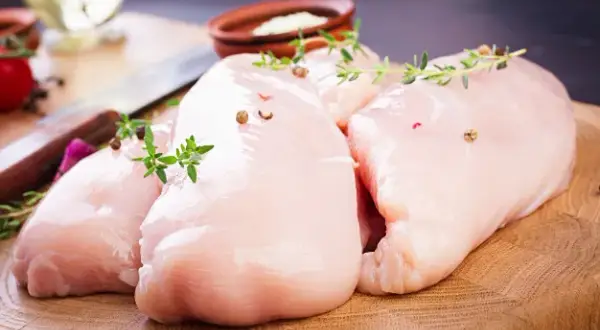 Ile kalorii ma pieczona pierś z kurczaka? Zaskakujące wartości odżywcze
