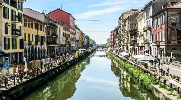 Urokliwe kanały i kolorowe kamienice w mediolańskich dzielnicach Navigli.