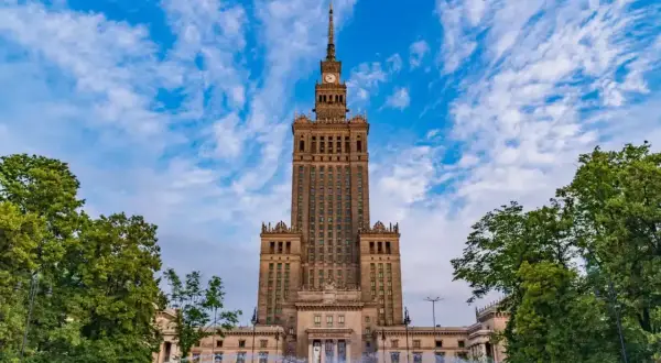 Pałac Kultury i Nauki w Warszawie, otoczony zielenią i fontannami, to symbol miasta. Poznaj ciekawostki o Warszawie!