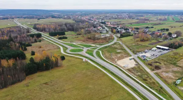 Nowa wschodnia obwodnica Kielc usprawnia ruch. Widok z lotu ptaka na skrzyżowanie i okoliczne tereny.
