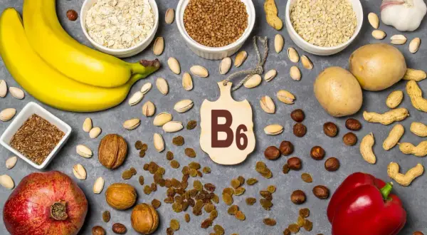 Banan, ziemniaki, papryka, granat, orzechy, rodzynki i płatki owsiane – produkty bogate w witaminę B6.