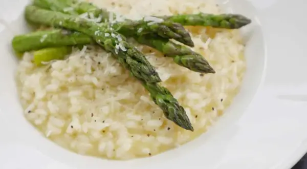 Krämig sparris risotto med toppad med färsk sparris och riven parmesan. En härlig rätt som passar perfekt till våren.
