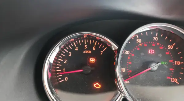 Dacia Sandero problem: motorlampan lyser. Varning för däcktryck och broms också.