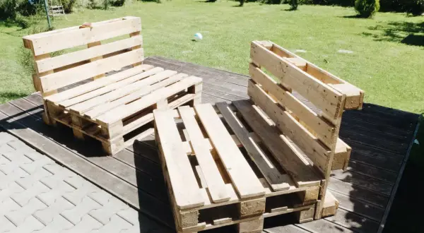 Krzesła z palet: Stwórz wymarzone meble DIY. Poradnik krok po kroku