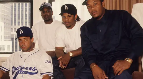 I quattro trapper americani, icone del rap, posano con stile.