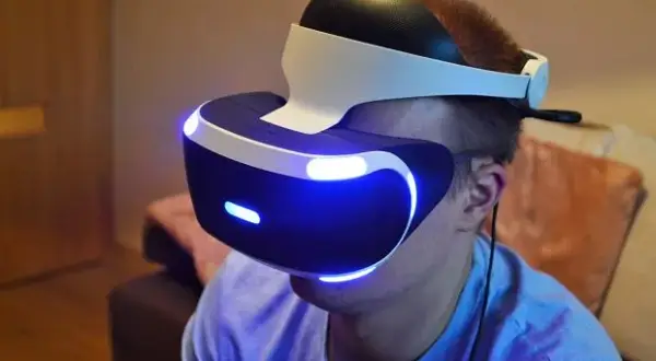 Jak oglądać filmy VR na PS5: Niezbędny sprzęt i aplikacje, które musisz znać