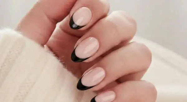 Elegant svarta franska naglar, perfekt för naglar inspiration. Klassiskt och stilrent.