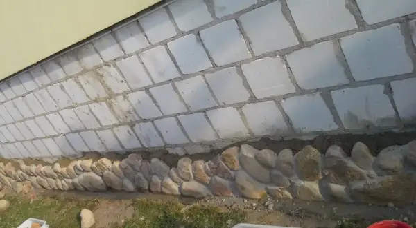 Klejenie kamienia betonowego: Uniknij błędów, zrób to raz a dobrze!