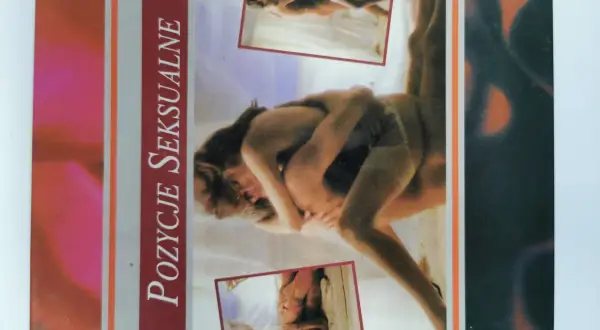 Książka "Pozycje Seksualne" prezentuje ciekawe fakty o seksie i intymności, ukazując pary w różnych pozach.