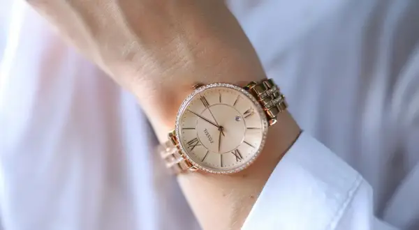 Fossil zegarek damski złoty – modele, które zachwycą każdą kobietę