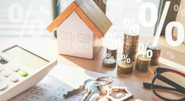 Casa, chiavi, calcolatrice e monete. La surroga del mutuo è un'opzione da valutare, ma dopo quanto tempo si può fare?