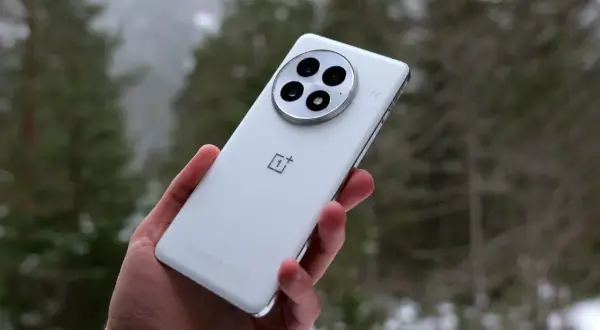Biały smartfon z potrójnym aparatem, idealny do robienia zdjęć w plenerze. To jeden z telefonów z najlepszą baterią, który sprawdzi się w każdych warunkach.