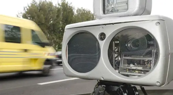 Blitzlichtgewitter für einen gelben Lieferwagen, der mit unter 20 km/h fährt. Die Radarkontrolle ist bereit.